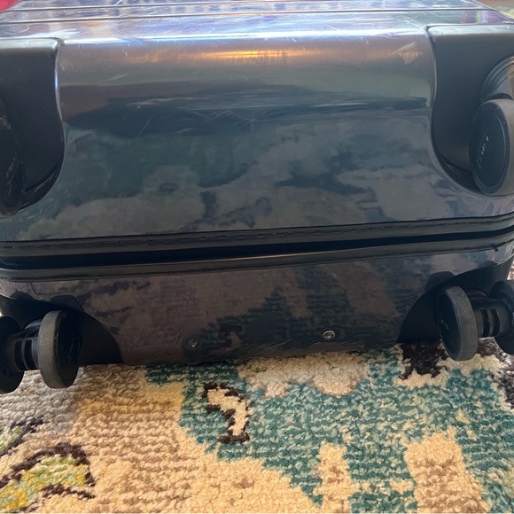 Away Larger Carry On 2018 Northern Lights Collection Iridescent Green Aurora - Picture 8 of 9